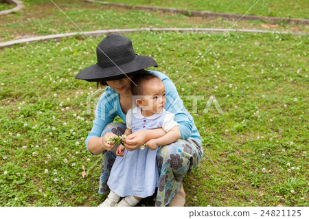 Children playing in the park and mama hakubakusa 24821125