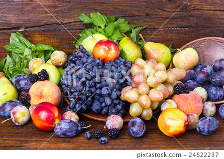 圖庫照片: fruits on wooden background - peach, pear, apple