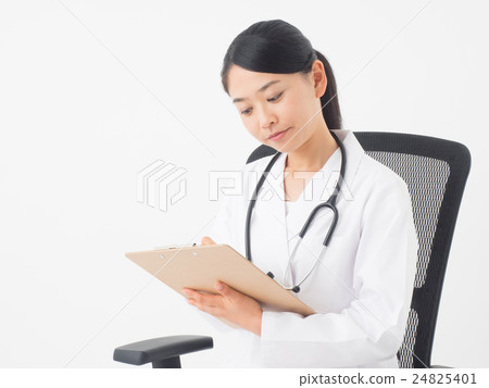 Female doctor writing a questionnaire form 24825401