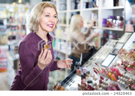 woman selecting face powder 24828463