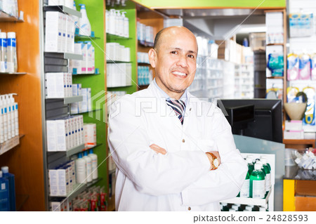 Male pharmacist working in farmacy 24828593