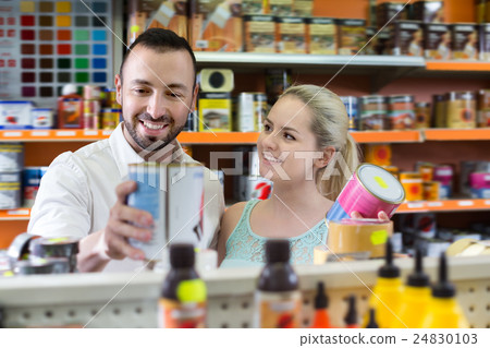 Cheerful couple choosing paint 24830103