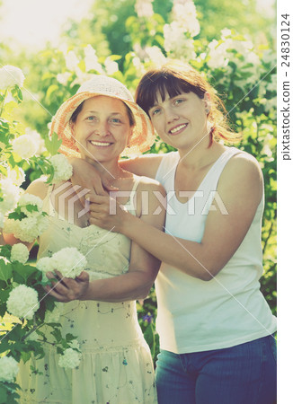 women in Roseum plan 24830124