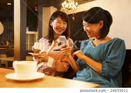 咖啡廳餐廳女性朋友朋友智能手機客戶自助餐廳婦女協會年輕女性之夜 24835611