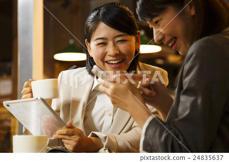 咖啡館女性女孩協會智能手機朋友朋友年輕女子商務女商人之夜 24835637