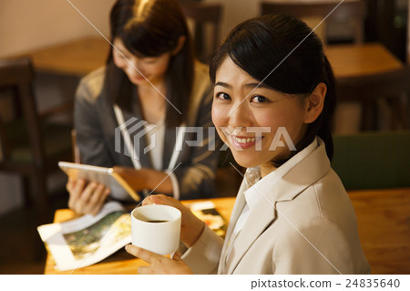 咖啡館婦女女孩'協會片劑朋友朋友小姐企業女商人夜 咖啡館婦女女孩'協會片劑朋友朋友小姐企業女商人夜 24835640