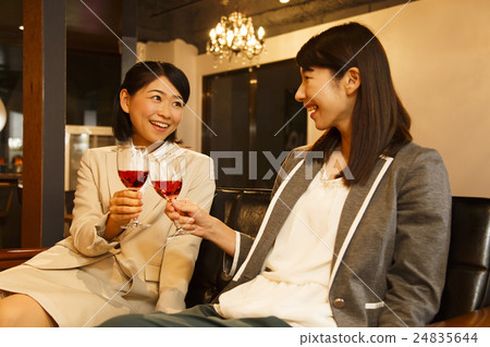 咖啡館婦女女孩黨朋友朋友小姐企業女商人夜 咖啡館婦女女孩黨朋友朋友小姐企業女商人夜 24835644