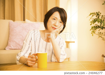 Middle-aged female Middle-aged female 24846277