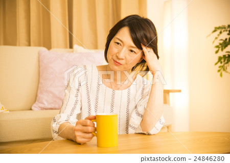 Middle-aged female 24846280