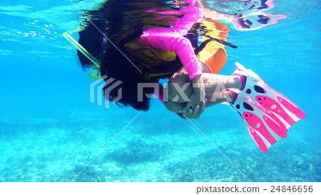 在Tokaijiki島，沖繩島的水下攝影小學生觀察熱帶魚 24846656