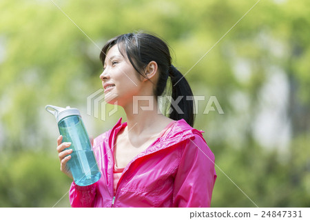 A woman in his twenties with a tumbler 24847331