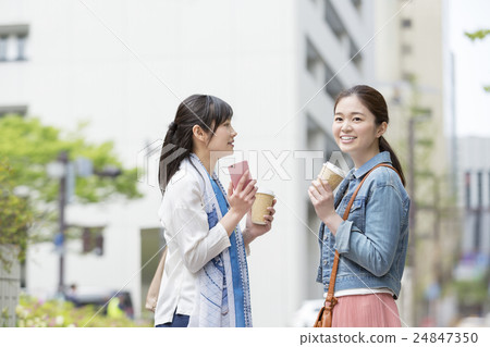 一個女人在他二十多歲時帶著一杯咖啡 24847350