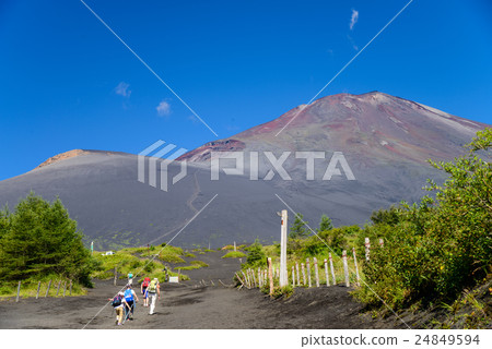夏季的登山季節,人們從富士山御殿場入口攀登新的第五眼 夏季的登山季節,人們從富士山御殿場入口攀登新的第五眼 24849594