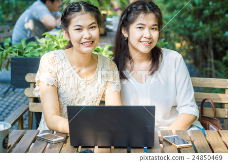 Businees women enjoying with her friend on laptop 24850469