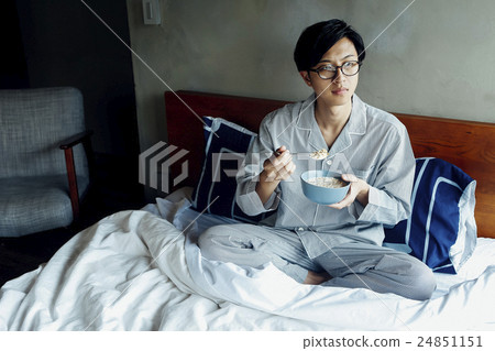 Men who eat breakfast in bed Men who eat breakfast in bed 24851151