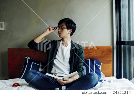 男人在床上看書 男人在床上看書 24851214