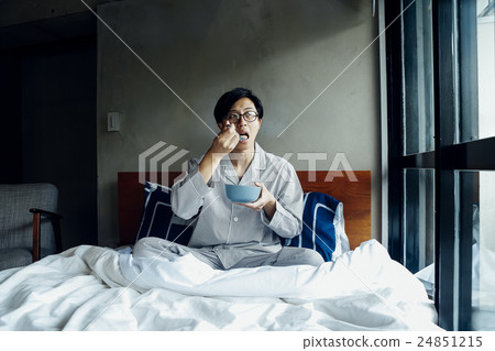 Men who eat breakfast in bed Men who eat breakfast in bed 24851215