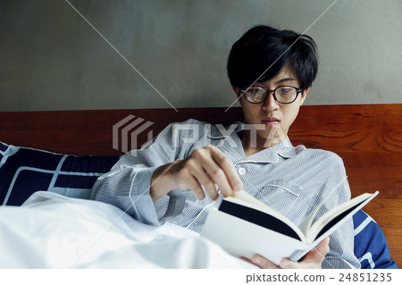 男性在床上放鬆 男性在床上放鬆 24851235