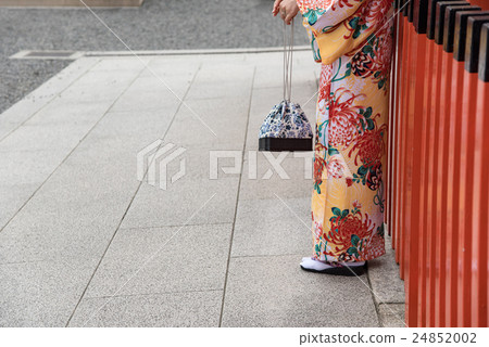 A woman who visits Kyoto Fushimi Inari shrine in kimono shape A woman who visits Kyoto Fushimi Inari shrine in kimono shape 24852002
