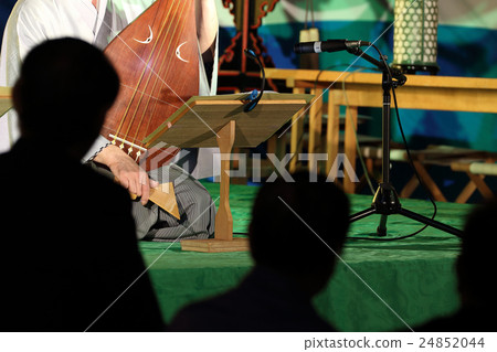在第十二夜的神道教節日中扮演琵琶的男人 24852044