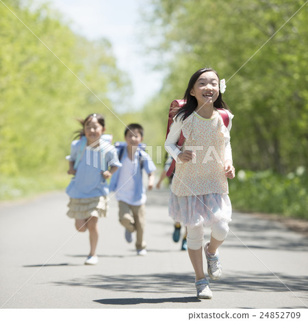 Elementary school student running in a single road 24852709