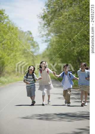 握在一條路的小學學生手 24852733