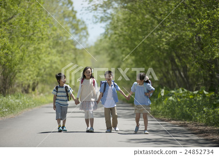 握在一條路的小學學生手 握在一條路的小學學生手 24852734