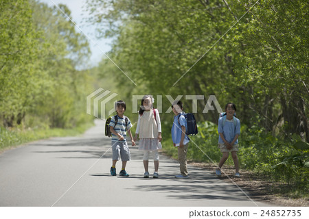 微笑對一條唯一路的小學學生 24852735