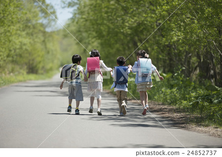 走在一條路的小學學生的重新安排 24852737