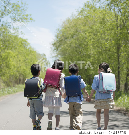 走在一條路的小學學生的重新安排 24852738