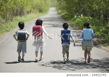 Rearrangement of elementary school students walking on one road 24852745