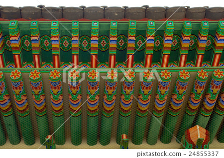 Roof of Deoksugung Palace in Seoul 24855337