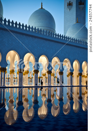 Sheikh Zayed White Mosque in Abu Dhabi at night 24857744