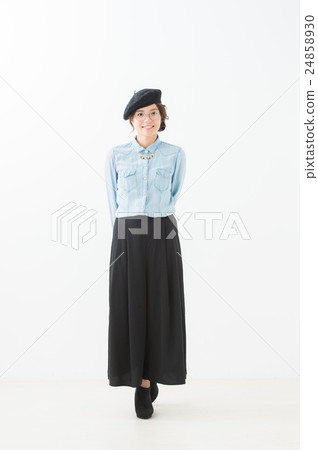 20多歲戴貝雷帽的女子全身 24858930