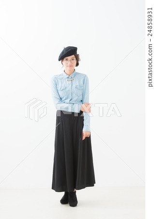 Full body photo of a woman in her 20s wearing a beret 24858931