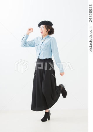 Beret woman (glasses white background whole body) 24858938