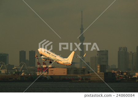 Aircraft to take off Haneda Airport and Tokyo Sky Tree 24860084