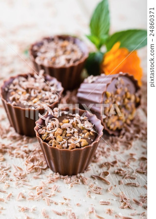 Four chocolate cupcakes on white board Four chocolate cupcakes on white board 24860371