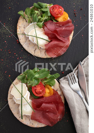 Swedish flatbread with ham and cheese 24861010