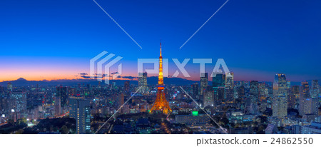 東京鐵塔和晚上風景在東京全景的中心 24862550