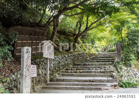 入口的台階對Kanno菩薩寺廟的在京都早期的秋天 24863581