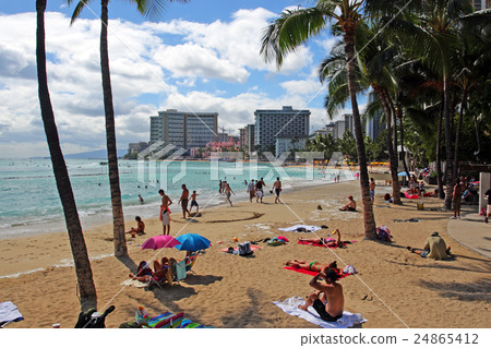 Waikiki Beach, Honolulu, Oahu, Hawaii.. 24865412