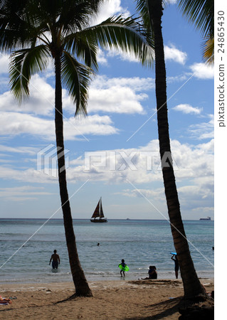 Waikiki Beach, Honolulu, Oahu, Hawaii.. Waikiki Beach, Honolulu, Oahu, Hawaii.. 24865430