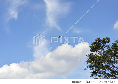 飛行藍天的輕的飛機 24867182