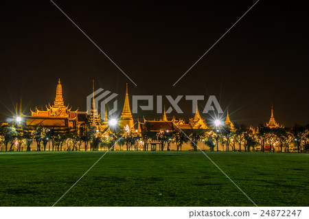 Golden light of Wat Phra Kaew from Sanam Luang 24872247
