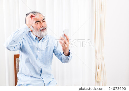 Presbyopia Read small letters Sumaho old man Silver generation Grandpa Grandpa physical disorder ill condition Presbyopia Read small letters Sumaho old man Silver generation Grandpa Grandpa physical disorder ill condition 24872690