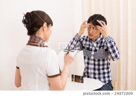 Men and estheticians receiving counseling at an esthetic salon Men and estheticians receiving counseling at an esthetic salon 24872809