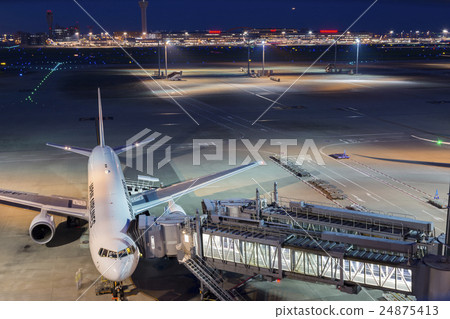 羽田機場在晚上 24875413