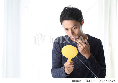 看鏡子的一個年輕人 24878236