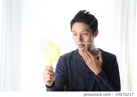 看鏡子的一個年輕人 看鏡子的一個年輕人 24878237